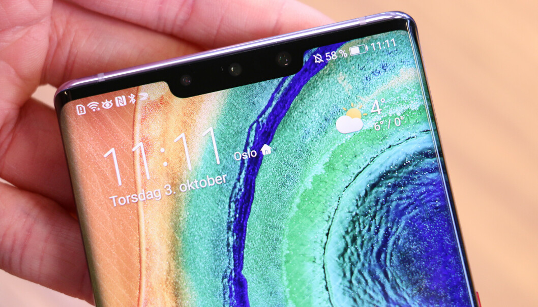 <strong>MINDRE BUSSLOMME:</strong> Huawei har ikke gjort som Samsung og fjernet busslommen i toppen av skjermen. Her sitter frontkamera, dybdesensor og systemet for 3D-ansiktsopplåsning. Foto: Kirsti Østvang <strong>MINDRE BUSSLOMME:</strong> Huawei har ikke gjort som Samsung og fjernet busslommen i toppen av skjermen. Her sitter frontkamera, dybdesensor og systemet for 3D-ansiktsopplåsning. Foto: Kirsti Østvang