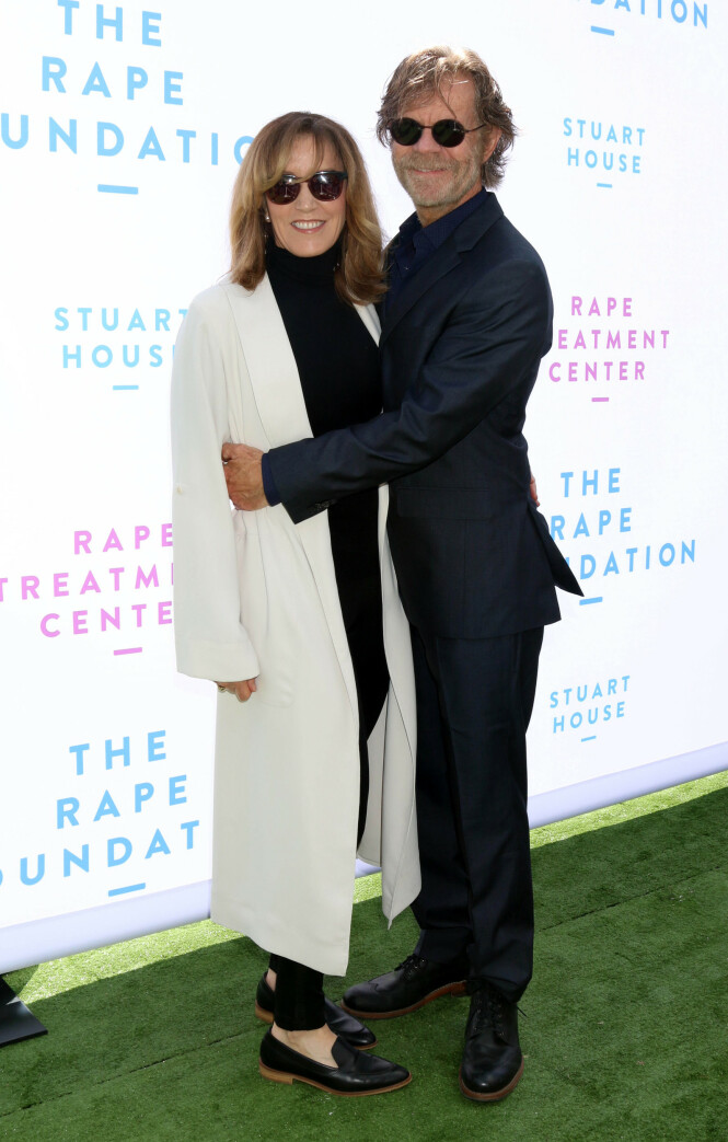 <strong>POSERTE:</strong> Det kan se ut til at Felicity Huffman og ektemannen William H.Macy gjør det beste de kan ut av tiden de har sammen før førstnevnte skal sone dommen sin. Foto: NTB Scanpix <strong>POSERTE:</strong> Det kan se ut til at Felicity Huffman og ektemannen William H.Macy gjør det beste de kan ut av tiden de har sammen før førstnevnte skal sone dommen sin. Foto: NTB Scanpix