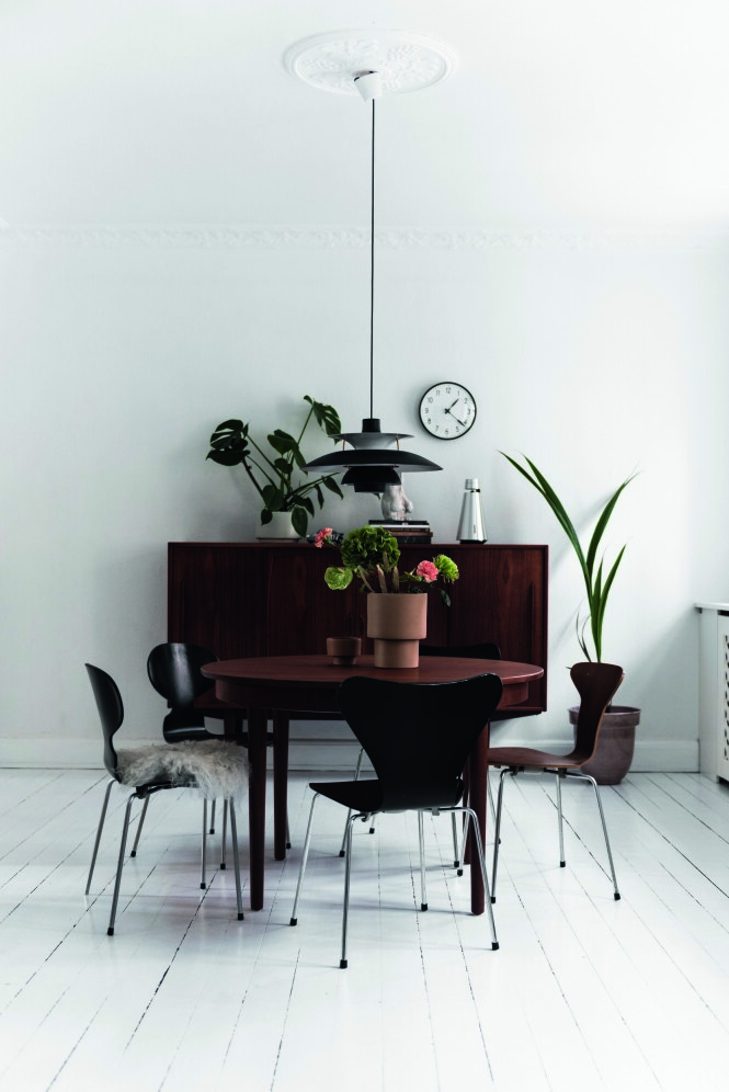 Camilla Rigmor har både stolene «Mauren», «Syveren» og «Myggen» rundt bordet, alle skapt av Arne Jacobsen. På bordet står Oyoys nytolkning av terrakottakrukken med noen grønne og rødlige blomster satt tilfeldig oppi. Den klassiske PHlampen er fra Louis Poulsen. Tips! Miks ulike stoler rundt spisebordet. Det skaper et lekent og av avslappet uttrykk. FOTO: Benjamin Lee Rønning Lassen Camilla Rigmor har både stolene «Mauren», «Syveren» og «Myggen» rundt bordet, alle skapt av Arne Jacobsen. På bordet står Oyoys nytolkning av terrakottakrukken med noen grønne og rødlige blomster satt tilfeldig oppi. Den klassiske PHlampen er fra Louis Poulsen. Tips! Miks ulike stoler rundt spisebordet. Det skaper et lekent og av avslappet uttrykk. FOTO: Benjamin Lee Rønning Lassen