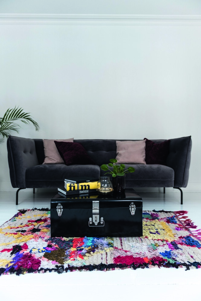 Det marokkanske teppet lyser opp. Velursofaen og bordet er begge fra Ilva. Teppet er kjøpt hos Mark&Waldorf. Tips! Velg større møbler som sofa og bord i dempede farger, og skru i stedet opp fargefaktoren på tepper og tilbehør. Da kan du lettere bytte fargepalett. FOTO: Benjamin Lee Rønning Lassen Det marokkanske teppet lyser opp. Velursofaen og bordet er begge fra Ilva. Teppet er kjøpt hos Mark&Waldorf. Tips! Velg større møbler som sofa og bord i dempede farger, og skru i stedet opp fargefaktoren på tepper og tilbehør. Da kan du lettere bytte fargepalett. FOTO: Benjamin Lee Rønning Lassen