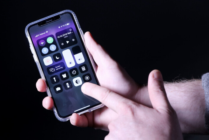 Du kan lett velge mellom mørk og lys modus fra kontrollpanelet i iOS 13. 📸: Ole Petter Baugerød Stokke Du kan lett velge mellom mørk og lys modus fra kontrollpanelet i iOS 13. 📸: Ole Petter Baugerød Stokke