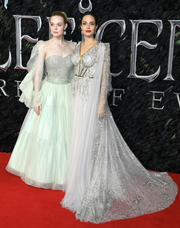 <strong>KOLLEGER:</strong> Elle Fanning og Angelina Jolie matchet hverandre i lyse, glitrende kjoler på London-premieren. Foto: NTB scanpix <strong>KOLLEGER:</strong> Elle Fanning og Angelina Jolie matchet hverandre i lyse, glitrende kjoler på London-premieren. Foto: NTB scanpix