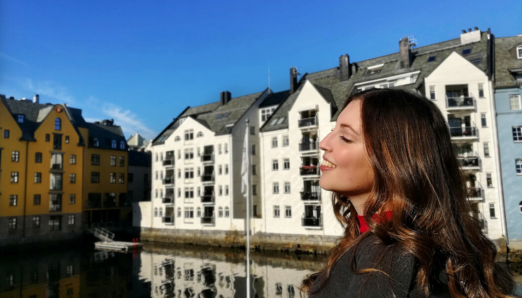 ÅLESUND: Sandra er bosatt i jugendbyen Ålesund med Sunnmørsalpene og havgapet som nærmeste naturopplevekse. FOTO: Privat ÅLESUND: Sandra er bosatt i jugendbyen Ålesund med Sunnmørsalpene og havgapet som nærmeste naturopplevekse. FOTO: Privat