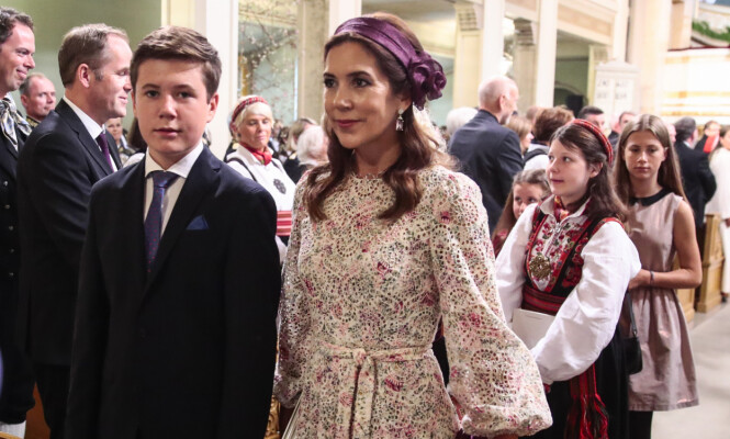 KONFIRMASJON: Mor og sønn i anledning prinsesse Ingrid Alexandras konfirmasjon i sommer. Neste år skal han selv konfirmeres. Foto: NTB Scanpix KONFIRMASJON: Mor og sønn i anledning prinsesse Ingrid Alexandras konfirmasjon i sommer. Neste år skal han selv konfirmeres. Foto: NTB Scanpix