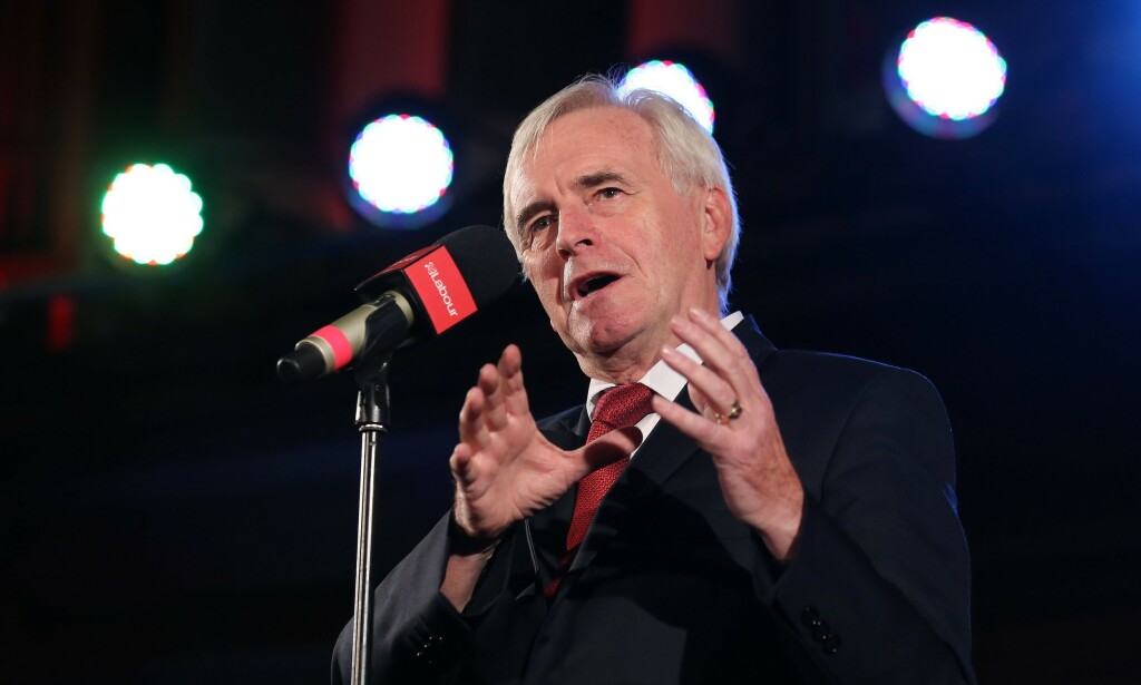 FYRER LØS: John McDonnell, finanspolitisk talsperson for Labour, mener Boris Johnson oppfører seg som en bortskjemt snørrunge. Foto: ISABEL INFANTES / AFP) CELEBRATES: John McDonnell, Labour's fiscal spokesman, believes Boris Johnson is behaving like a spoiled snowman. Photo: ISABEL INFANTES / AFP)