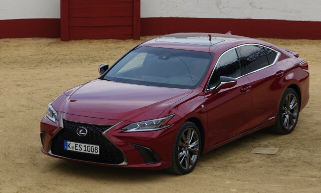 LEXUS ES: Pris fra 538.100 kroner. Foto: Knut Moberg LEXUS ES: Pris fra 538.100 kroner. Foto: Knut Moberg
