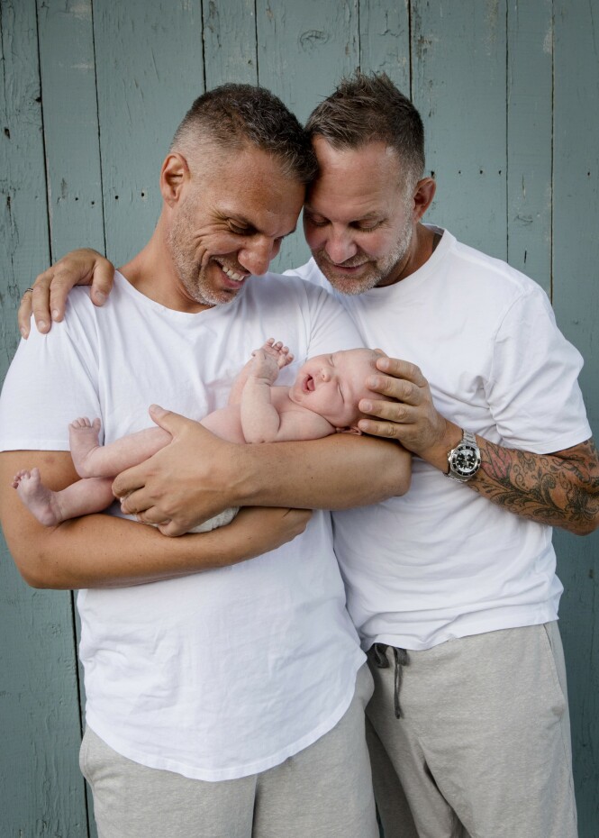 HJEMME: Kjartan og Knut er nå hjemme i Norge med babyen sin. FOTO: Mega HJEMME: Kjartan og Knut er nå hjemme i Norge med babyen sin. FOTO: Mega