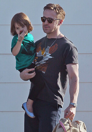 VISTE FREM DATTEREN: Her ser man Ryan Gosling med datteren Esmeralda på armen sommeren 2017. Foto: NTB Scanpix VISTE FREM DATTEREN: Her ser man Ryan Gosling med datteren Esmeralda på armen sommeren 2017. Foto: NTB Scanpix