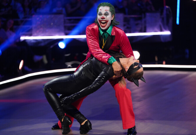 KLOVN: Christian Strand og Marianne Sandaker danset Tango lørdag kveld. Selv om dansen er typisk argentinsk, var antrekket alt annet. Foto: Espen Solli/TV 2 KLOVN: Christian Strand og Marianne Sandaker danset Tango lørdag kveld. Selv om dansen er typisk argentinsk, var antrekket alt annet. Foto: Espen Solli/TV 2