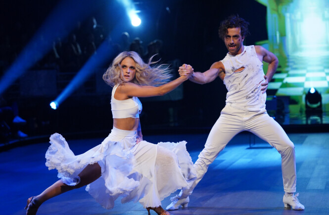 I HVITT: Emilie og Santino danset blant annet en Paso Doble under kveldens sending. Foto: Espen Solli/ TV 2 I HVITT: Emilie og Santino danset blant annet en Paso Doble under kveldens sending. Foto: Espen Solli/ TV 2