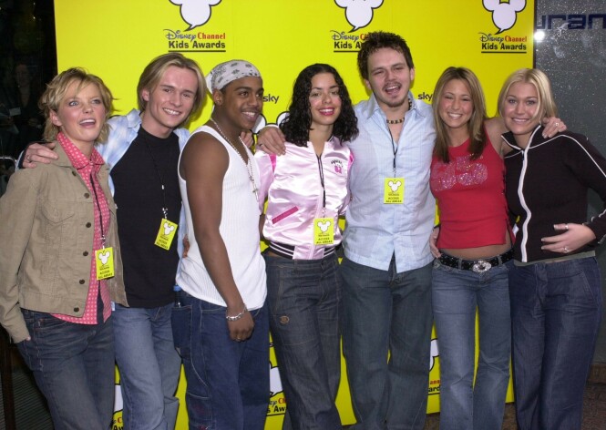2001: Hannah Spearritt, Jon Lee, Bradley McIntosh, Tina Barrett, Paul Cattermole, Rachel Stevens og Jo O'Meara. Foto: NTB Scanpix 2001: Hannah Spearritt, Jon Lee, Bradley McIntosh, Tina Barrett, Paul Cattermole, Rachel Stevens og Jo O'Meara. Foto: NTB Scanpix