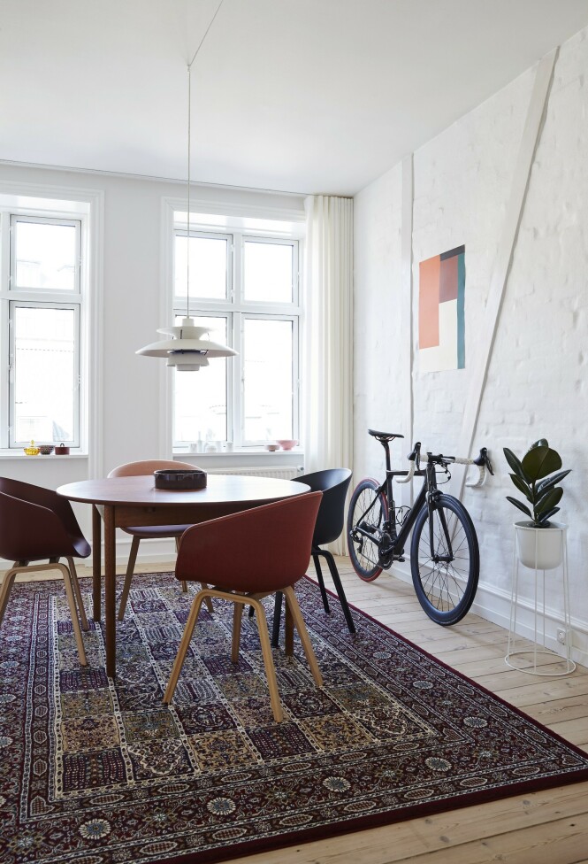 I spisestuen står et fint teakbord som er funnet på loppemarked. Paret har satt moderne stoler fra Hay rundt for å skape en kontrast. Teppet er fra Ikea, og den klassiske PH-lampen har de arvet. Tips! La en mursteinsvegg stå hvitkalket eller hvitmalt, og fest noen brede lister loddrett og på skrå på veggen, så ligner det på bindingsverk. FOTO: Stylesystemet I spisestuen står et fint teakbord som er funnet på loppemarked. Paret har satt moderne stoler fra Hay rundt for å skape en kontrast. Teppet er fra Ikea, og den klassiske PH-lampen har de arvet. Tips! La en mursteinsvegg stå hvitkalket eller hvitmalt, og fest noen brede lister loddrett og på skrå på veggen, så ligner det på bindingsverk. FOTO: Stylesystemet