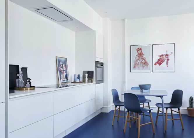 Gulvet på kjøkkenet er fra Forbo, kjøkkenet fra HTH og bord og stoler fra Normann Copenhagen. Den blå skålen er fra Beau Marché, og bildene er laget av Lasse Bekker Weinreich. Tips! Har du lyst på et gulv eller en vegg i en vågal farge, få med deg en prøve fra butikken hjem slik at du kan danne deg et inntrykk før du går «all in». FOTO: Stylesystemet Gulvet på kjøkkenet er fra Forbo, kjøkkenet fra HTH og bord og stoler fra Normann Copenhagen. Den blå skålen er fra Beau Marché, og bildene er laget av Lasse Bekker Weinreich. Tips! Har du lyst på et gulv eller en vegg i en vågal farge, få med deg en prøve fra butikken hjem slik at du kan danne deg et inntrykk før du går «all in». FOTO: Stylesystemet