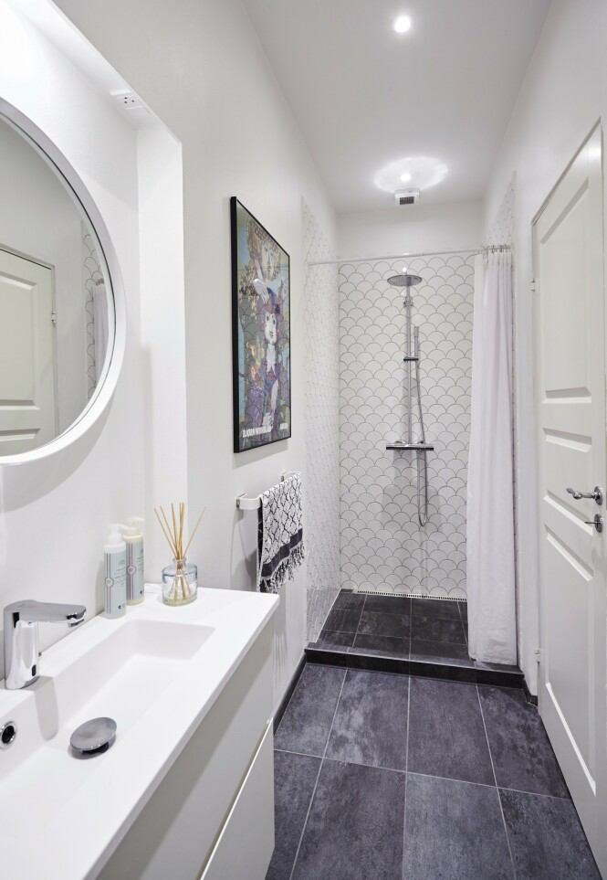 Paret fikk utvidet badet litt ved å innlemme noen kvadratmeter fra en gang som ikke ble brukt til noe. FOTO: Stylesystemet Paret fikk utvidet badet litt ved å innlemme noen kvadratmeter fra en gang som ikke ble brukt til noe. FOTO: Stylesystemet