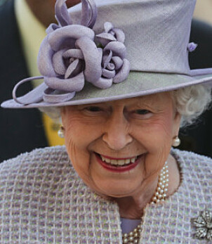 LILLA: Dronning Elizabeth er kjent for å variere på ulike farger når det kommer til hattevalget sitt under Royal Ascot. Foto: NTB Scanpix LILLA: Dronning Elizabeth er kjent for å variere på ulike farger når det kommer til hattevalget sitt under Royal Ascot. Foto: NTB Scanpix