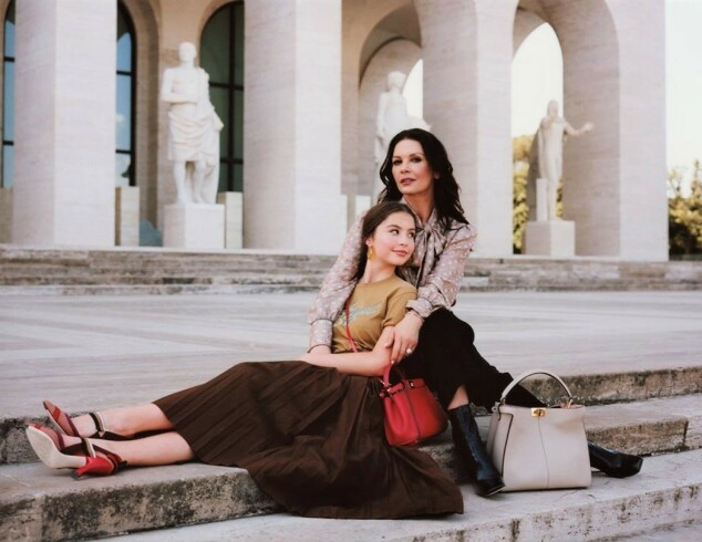 MOR OG DATTER: Catherine Zeta-Jones og Carys Zeta Douglas stilte opp sammen for det italienske motehuset Fendi. Foto: Courtesy Fendi MOR OG DATTER: Catherine Zeta-Jones og Carys Zeta Douglas stilte opp sammen for det italienske motehuset Fendi. Foto: Courtesy Fendi