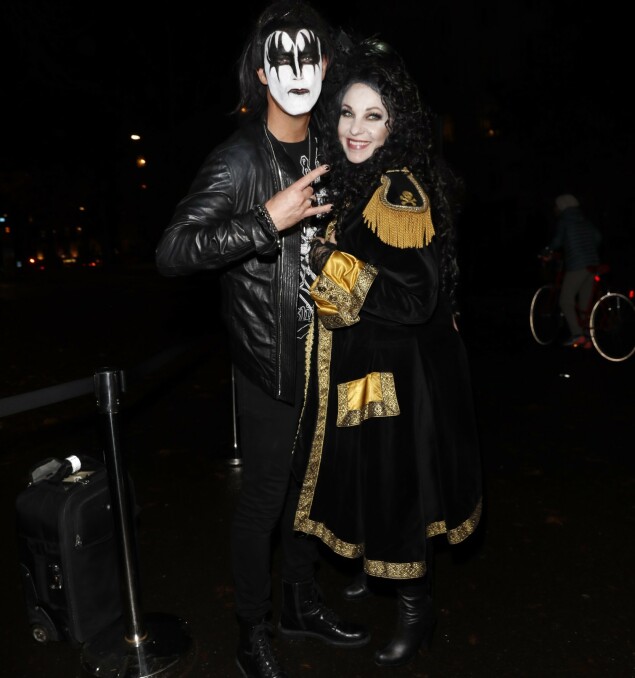 <strong>KAPTEIN SABELTANN:</strong> Janne Formoe kom, passende nok som Kaptein Sabeltann. Forloveden Jan Fredrik Karlsen stilte som Kiss. Foto: Andreas Fadum <strong>KAPTEIN SABELTANN:</strong> Janne Formoe kom, passende nok som Kaptein Sabeltann. Forloveden Jan Fredrik Karlsen stilte som Kiss. Foto: Andreas Fadum