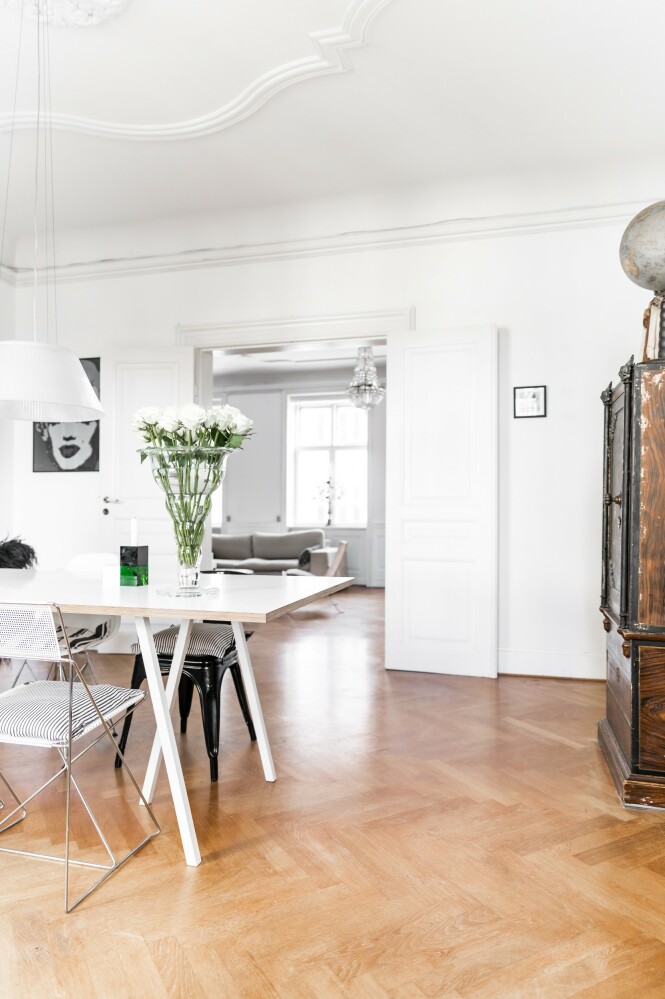 Her blandes stramt og minimalistisk design med massive arvestykker. Det viktigste for Mai-Britt er å skape en uhøytidelig atmosfære som oppleves som åpen og imøtekommende. Den originale dobbeldøren gir rommet det lille ekstra. FOTO: Julie Wittrup og Mikkel Dahlstrøm/Another Studio Her blandes stramt og minimalistisk design med massive arvestykker. Det viktigste for Mai-Britt er å skape en uhøytidelig atmosfære som oppleves som åpen og imøtekommende. Den originale dobbeldøren gir rommet det lille ekstra. FOTO: Julie Wittrup og Mikkel Dahlstrøm/Another Studio