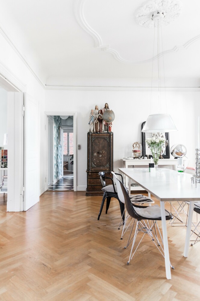 Gjenstander med en
historie er vikig for
Mai-Britt, og hun har mange funn fra loppemarkeder. Og mye arvet, slik som det brune skapet som opprinnelig er et gammel pengeskap. Tips! Med et stilrent spisestuebord har du et godt utgangspunkt for å kunne pynte med unike funn og arvegods. FOTO: Julie Wittrup og Mikkel Dahlstrøm/Another Studio Gjenstander med en
historie er vikig for
Mai-Britt, og hun har mange funn fra loppemarkeder. Og mye arvet, slik som det brune skapet som opprinnelig er et gammel pengeskap. Tips! Med et stilrent spisestuebord har du et godt utgangspunkt for å kunne pynte med unike funn og arvegods. FOTO: Julie Wittrup og Mikkel Dahlstrøm/Another Studio