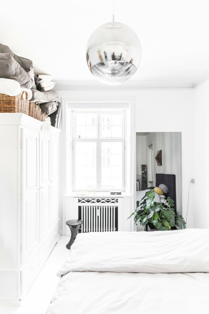 Det store, hvite skapet er fra Ileva, og taklampen er fra Tom Dixon. FOTO: Julie Wittrup og Mikkel Dahlstrøm/Another Studio Det store, hvite skapet er fra Ileva, og taklampen er fra Tom Dixon. FOTO: Julie Wittrup og Mikkel Dahlstrøm/Another Studio