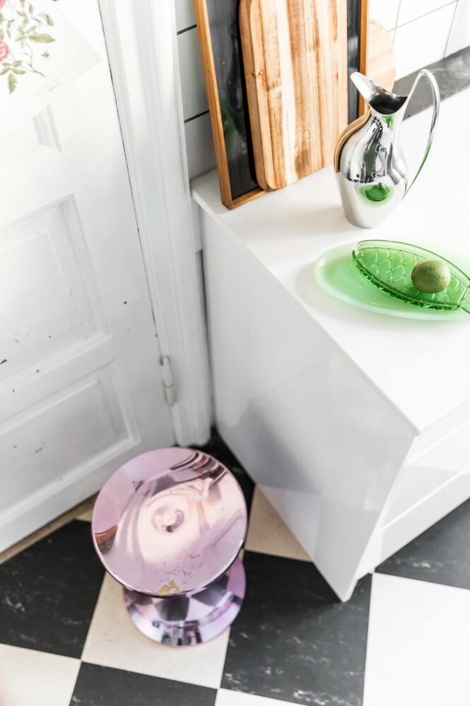 Den metalliske, lilla taburetten er fra Kartell og sølvkannen er fra Georg Jensen, så her blandes lekenthet med tidløst design. Tips! Tenk at det skal være tidløst når du skal ta store og kostbare avgjørelser, som valg av nytt kjøkken. FOTO: Julie Wittrup og Mikkel Dahlstrøm/Another Studio Den metalliske, lilla taburetten er fra Kartell og sølvkannen er fra Georg Jensen, så her blandes lekenthet med tidløst design. Tips! Tenk at det skal være tidløst når du skal ta store og kostbare avgjørelser, som valg av nytt kjøkken. FOTO: Julie Wittrup og Mikkel Dahlstrøm/Another Studio