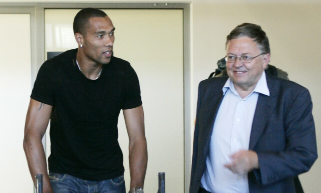 GOD VENN: John Carew med kompis og rådgiver Per A. Flod. Her etter overgangen til Lyon i 2005. Foto: Heiko Junge / NTB Scanpix GOD VENN: John Carew med kompis og rådgiver Per A. Flod. Her etter overgangen til Lyon i 2005. Foto: Heiko Junge / NTB Scanpix