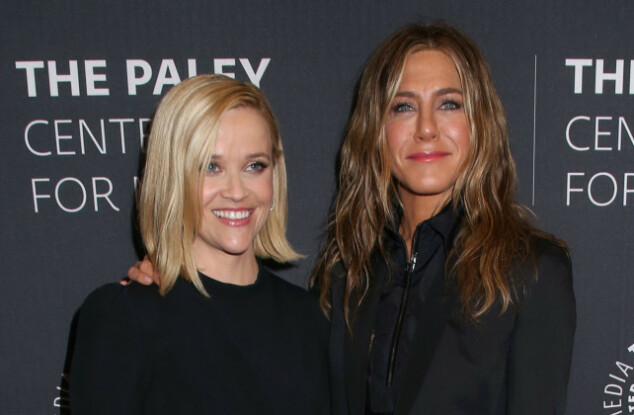 BØLGER: Jennifer Aniston har naturlig fall i håret, ikke helt rett som vi er vant til å se henne. Her sammen med kollega Reese Witherspoon nylig. Foto: NTB Scanpix BØLGER: Jennifer Aniston har naturlig fall i håret, ikke helt rett som vi er vant til å se henne. Her sammen med kollega Reese Witherspoon nylig. Foto: NTB Scanpix