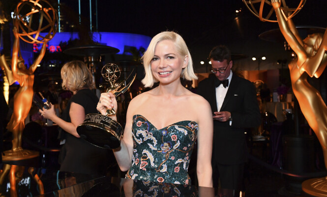 BRUDD: Michelle Williams har holdt forholdet med ektemannen Phil Elverum hemmelig, og har aldri tatt ham med på offisielle arrangementer - det finnes derfor ingen bilder av dem sammen. De to tok ut skilsmisse våren 2019. Her fra Emmy Awards denne høsten. FOTO: NTB scanpix BRUDD: Michelle Williams har holdt forholdet med ektemannen Phil Elverum hemmelig, og har aldri tatt ham med på offisielle arrangementer - det finnes derfor ingen bilder av dem sammen. De to tok ut skilsmisse våren 2019. Her fra Emmy Awards denne høsten. FOTO: NTB scanpix