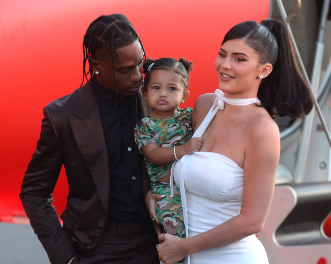 BRUDD: Det siste offisielle bildet av Kylie Jenner, Stormi og Travis Scott tatt kort tid før bruddet. Bildet er tatt under premieren på Travis' Netflix-dokumentar i august. FOTO: NTB scanpix BRUDD: Det siste offisielle bildet av Kylie Jenner, Stormi og Travis Scott tatt kort tid før bruddet. Bildet er tatt under premieren på Travis' Netflix-dokumentar i august. FOTO: NTB scanpix