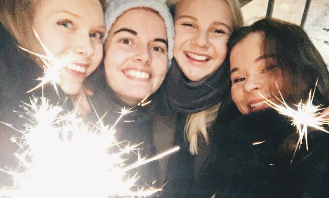 TRADISJONENS TRO: Vi har feiret nyttårsaften sammen så lenge jeg kan huske. T.v. Kristine, Ingrid og Sandra. FOTO: privat TRADISJONENS TRO: Vi har feiret nyttårsaften sammen så lenge jeg kan huske. T.v. Kristine, Ingrid og Sandra. FOTO: privat