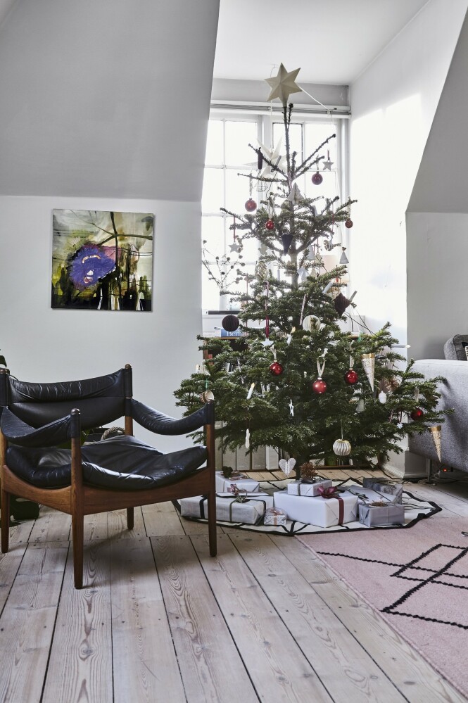 Å pynte juletreet er et
prosjekt familien har sammen, og de liker å mikse hjemmelaget med ny pynt. Sarah har blant annet arvet flere vakre glasskuler fra besteforeldrene sine, og de kulene får henge på treet hvert år. FOTO: Lene Samsø Å pynte juletreet er et
prosjekt familien har sammen, og de liker å mikse hjemmelaget med ny pynt. Sarah har blant annet arvet flere vakre glasskuler fra besteforeldrene sine, og de kulene får henge på treet hvert år. FOTO: Lene Samsø
