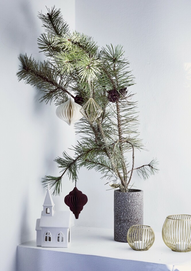 Kirken i keramikk fant Sarah på en tur til Amsterdam. Tips! Sett granbar i vaser, og pynt med kulene du ikke fikk plass til på juletreet. FOTO: Lene Samsø Kirken i keramikk fant Sarah på en tur til Amsterdam. Tips! Sett granbar i vaser, og pynt med kulene du ikke fikk plass til på juletreet. FOTO: Lene Samsø