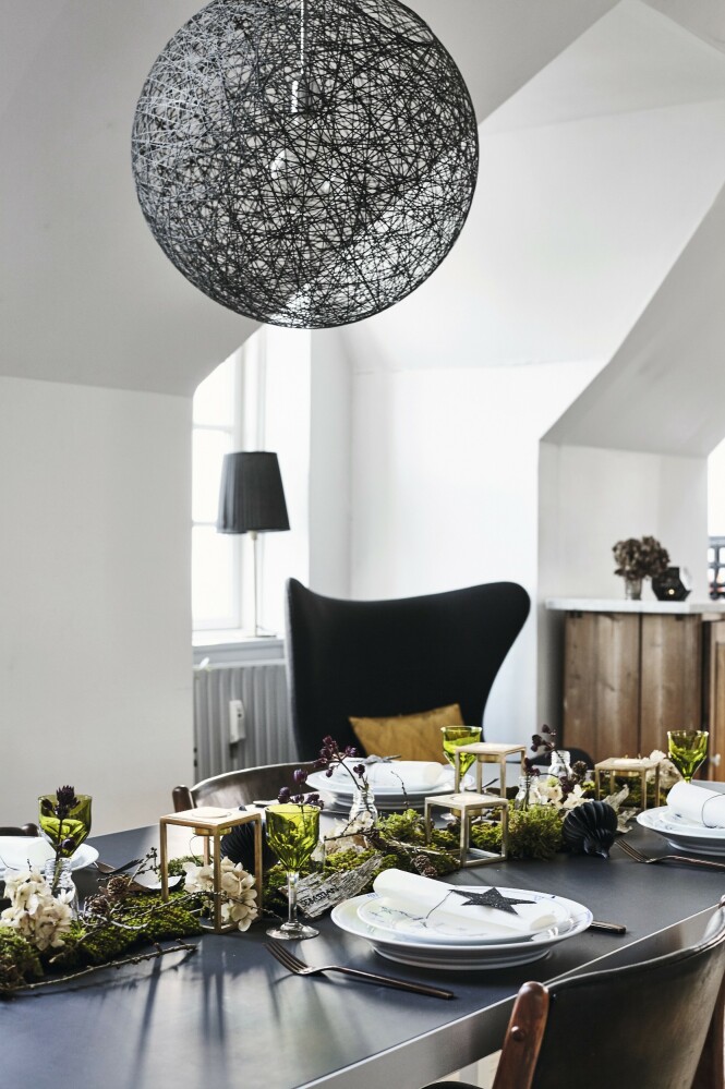 For å få et mer rustikt preg på borddekkingen har Sarah droppet duken og heller lagd en løper av mose på midten. I tillegg har hun pyntet med greiner, kongler og tørkede blomster. Bordkortene er lagd
av tørket bark. FOTO: Lene Samsø For å få et mer rustikt preg på borddekkingen har Sarah droppet duken og heller lagd en løper av mose på midten. I tillegg har hun pyntet med greiner, kongler og tørkede blomster. Bordkortene er lagd
av tørket bark. FOTO: Lene Samsø