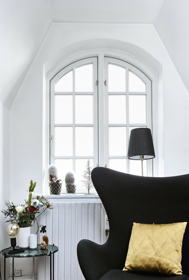 Også kosekroken har fått et streif av jul med blomster og søte pynteting. FOTO: Lene Samsø Også kosekroken har fått et streif av jul med blomster og søte pynteting. FOTO: Lene Samsø