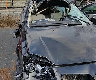 VRAK: Bilen overlevde ikke kollisjonen, og måtte vrakes. Foto: Kjell Nilsen ERROR: The car did not survive the collision and must be destroyed. Photo: Kjell Nilsen