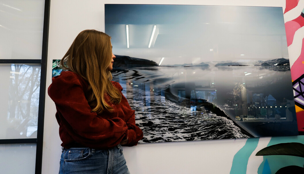 <strong>EGET VERK:</strong> Oda foran et av sine utstilte bilder på salongen VAAR i Oslo tidligere i vinter. FOTO: M Agency <strong>EGET VERK:</strong> Oda foran et av sine utstilte bilder på salongen VAAR i Oslo tidligere i vinter. FOTO: M Agency
