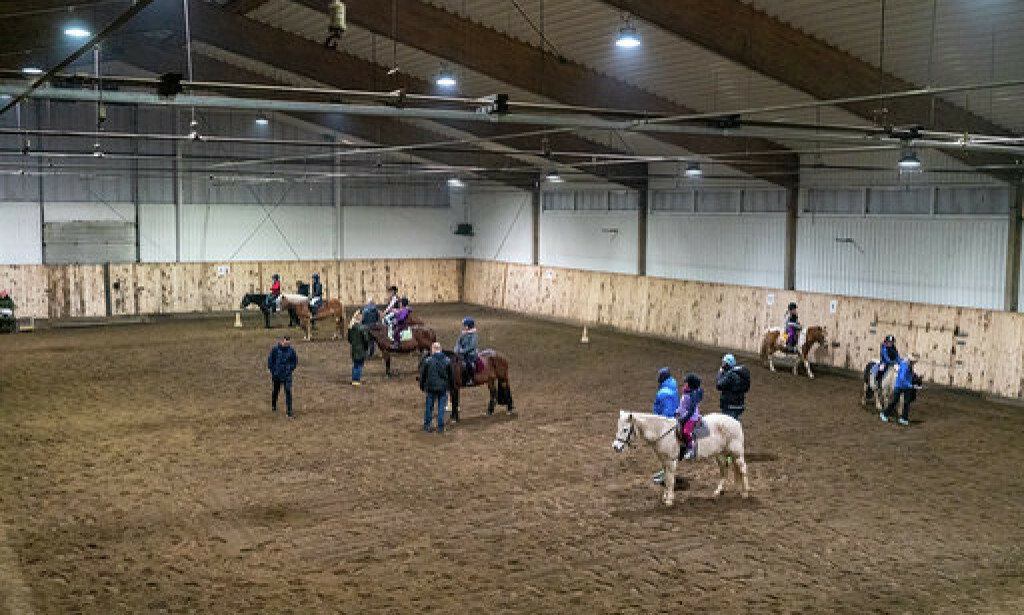 RIDETIMER: Det var full aktivitet på Stovner Hestesenter torsdag. Foto: privat RIDETIMER: Det var full aktivitet på Stovner Hestesenter torsdag. Foto: privat