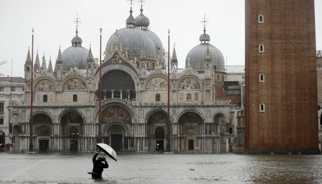 <strong>FLOM:</strong> En mann tar bilde av Markuskirken i Venezia mens flomvannet når ham nesten til hoften. Vannstanden på Markusplassen ble målt til 1,4 meter tirsdag ettermiddag. Oversvømmelsene skyldes storm og mye nedbør. Foto: AP / NTB Scanpix <strong>FLOM:</strong> En mann tar bilde av Markuskirken i Venezia mens flomvannet når ham nesten til hoften. Vannstanden på Markusplassen ble målt til 1,4 meter tirsdag ettermiddag. Oversvømmelsene skyldes storm og mye nedbør. Foto: AP / NTB Scanpix