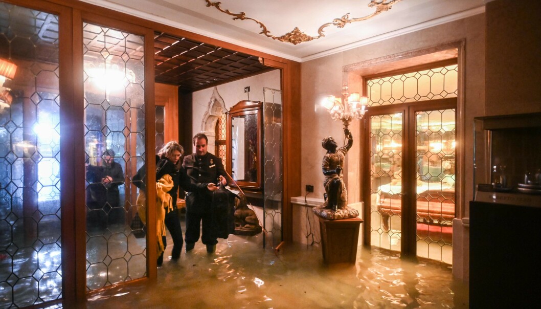 <strong>VÅT OPPLEVELSE:</strong> En hotellansatt hjelper en gjest inn gjennom en oversvømt lobby på hotellet Alta Acqua i Venezia tirsdag kveld. Marco Bertorello / AFP <strong>VÅT OPPLEVELSE:</strong> En hotellansatt hjelper en gjest inn gjennom en oversvømt lobby på hotellet Alta Acqua i Venezia tirsdag kveld. Marco Bertorello / AFP