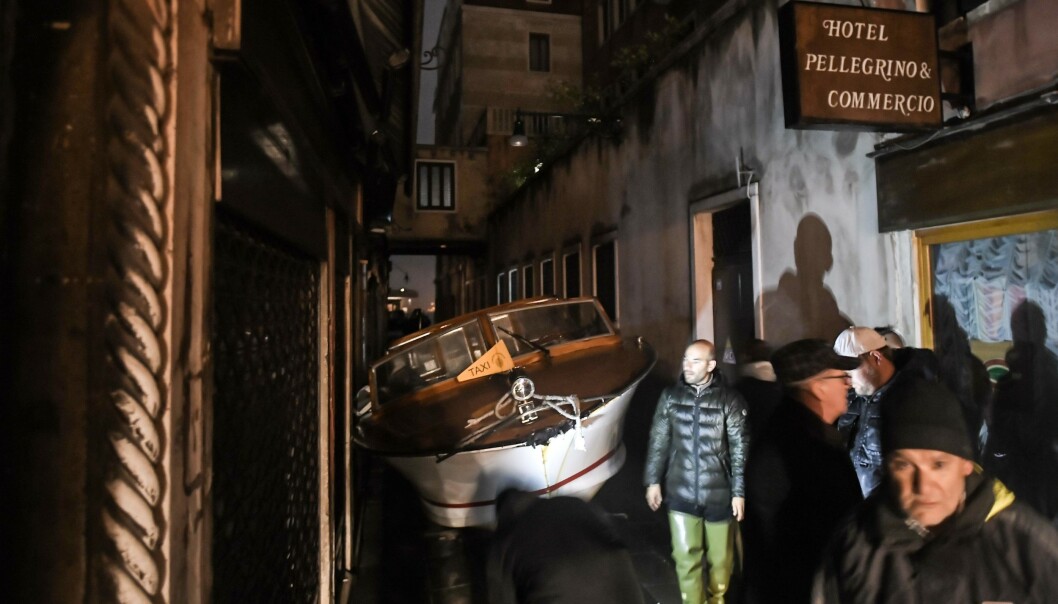 SKAL DET VÆRE EN TAXI? En av Venezias kjente taxibåter i en sidegate den aldeles ikke burde være i, etter enorme oversvømmelser i turistbyen. Foto: NTB Scanpix / AFP SKAL DET VÆRE EN TAXI? En av Venezias kjente taxibåter i en sidegate den aldeles ikke burde være i, etter enorme oversvømmelser i turistbyen. Foto: NTB Scanpix / AFP