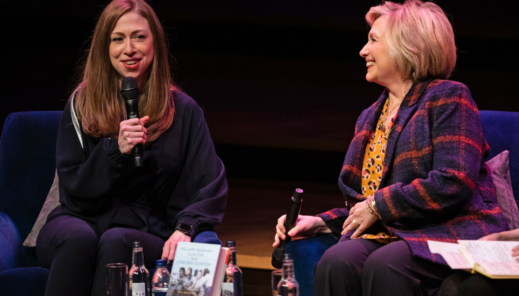 <strong>BOK:</strong> Hillary Clinton og hennes datter Chelsea er for tiden på bokturne hvor de promoterer sin nye bok; «The Book of Gutsy Women: Favorite Stories of Courage and Resilience». Foto: PA / Aaron Chown / NTB Scanpix <strong>BOK:</strong> Hillary Clinton og hennes datter Chelsea er for tiden på bokturne hvor de promoterer sin nye bok; «The Book of Gutsy Women: Favorite Stories of Courage and Resilience». Foto: PA / Aaron Chown / NTB Scanpix