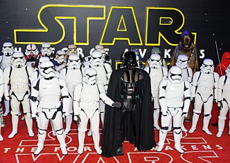 <strong>DRAPSMASKINER:</strong> Darth Vader og hans Stormtroopers er klonede mennesker og ikke roboter, ifølge fansen.
Stormtroppere i Star wars er ikke roboter. De er kloner av Django Fett som er et menneske.
Her på plass foran premieren av filmen Star Wars: The Force Awakens i London i 2015. Foto: NTB Scanpix <strong>DRAPSMASKINER:</strong> Darth Vader og hans Stormtroopers er klonede mennesker og ikke roboter, ifølge fansen.
Stormtroppere i Star wars er ikke roboter. De er kloner av Django Fett som er et menneske.
Her på plass foran premieren av filmen Star Wars: The Force Awakens i London i 2015. Foto: NTB Scanpix