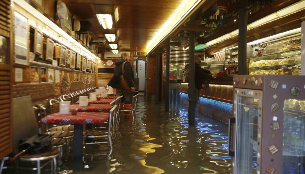 <strong>OVERSVØMT:</strong> En cafe i Venezia oversvømt onsdag. Foto: AP/Luca Bruno <strong>OVERSVØMT:</strong> En cafe i Venezia oversvømt onsdag. Foto: AP/Luca Bruno