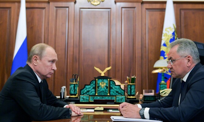 PUTINS MANN: President Vladimir Putin (t.v.) og Russlands forsvarsminister Sergej Sjojgu. Sjojgu er general, tidligere guvernør og fra 2012 har han vært forsvarsminister. Foto: AFP / NTB Scanpix PUTINS MANN: President Vladimir Putin (t.v.) og Russlands forsvarsminister Sergej Sjojgu. Sjojgu er general, tidligere guvernør og fra 2012 har han vært forsvarsminister. Foto: AFP / NTB Scanpix