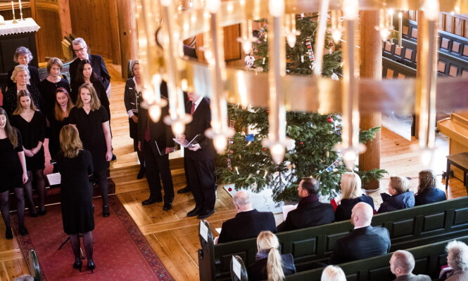 TRADISJON: Kongefamilien (her på første rad) har som tradisjon å delta på julegudstjeneste i Holmenkollen kapell første juledag. Dette bildet er fra 2016. FOTO: NTB scanpix TRADISJON: Kongefamilien (her på første rad) har som tradisjon å delta på julegudstjeneste i Holmenkollen kapell første juledag. Dette bildet er fra 2016. FOTO: NTB scanpix
