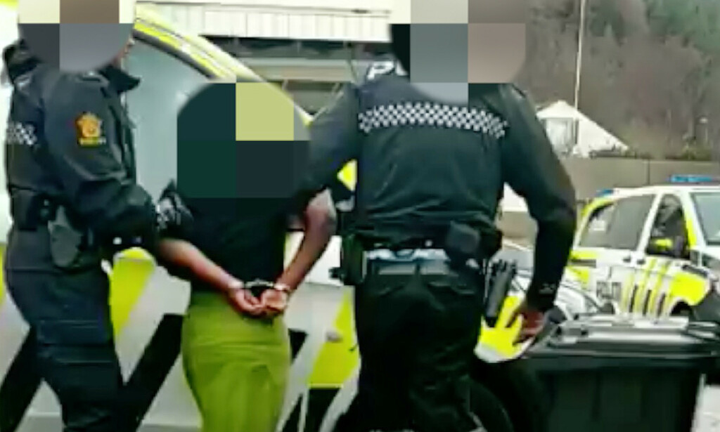 HÅNDJERN: I juli skrev Dagbladet om ei 13 år gammel jente som ble hentet i håndjern da hun nektet å bli med barnevernet tilbake til institusjonen hun bor på etter samvær med sin familie. Foto: Privat HÅNDJERN: I juli skrev Dagbladet om ei 13 år gammel jente som ble hentet i håndjern da hun nektet å bli med barnevernet tilbake til institusjonen hun bor på etter samvær med sin familie. Foto: Privat