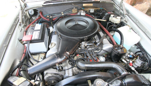 <strong>PASSE STERK:</strong> V8-en leverte beskjedne 200 hk og 0-100 km/t på 9.4 sekunder . Foto: Lord Arnstein Landsem <strong>PASSE STERK:</strong> V8-en leverte beskjedne 200 hk og 0-100 km/t på 9.4 sekunder . Foto: Lord Arnstein Landsem