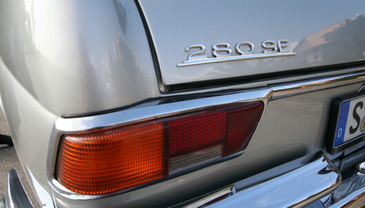 <strong>FORVIRRENDE:</strong> Det står 280, men faktum er at motoren er en 3.8 liters V8. Foto: Lord Arnstein Landsem <strong>FORVIRRENDE:</strong> Det står 280, men faktum er at motoren er en 3.8 liters V8. Foto: Lord Arnstein Landsem