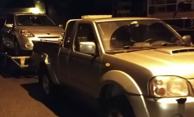 FUNNET PÅ TILHENGER: Den antatte fluktbilen ble funnet på en tilhenger i sentrum av Kragerø. Registreringsnummeret er det samme som på bilen som forsvant etter butikktyveriet. Foto: Privat. FUNNET PÅ TILHENGER: Den antatte fluktbilen ble funnet på en tilhenger i sentrum av Kragerø. Registreringsnummeret er det samme som på bilen som forsvant etter butikktyveriet. Foto: Privat.
