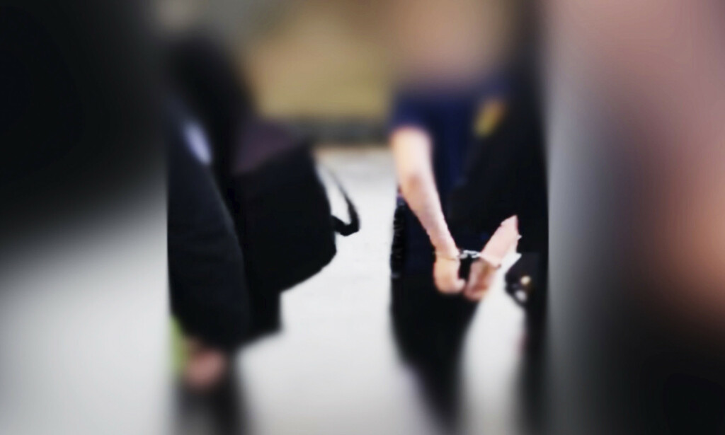 I HÅNDJERN: Ved flere anledning har den unge gutten blitt hentet av politi og påført håndjern. Foto: Privat I HÅNDJERN: Ved flere anledning har den unge gutten blitt hentet av politi og påført håndjern. Foto: Privat